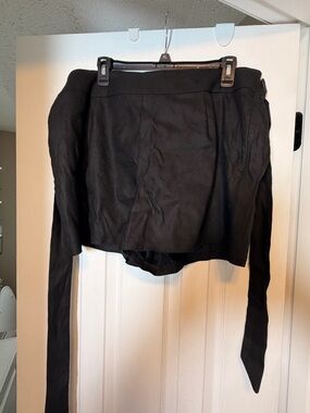 Express women’s high waisted tie linen shorts.